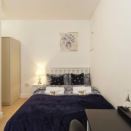 Rofennie Suite -Luxury Ensuite Room! Maidstone Exteriör bild