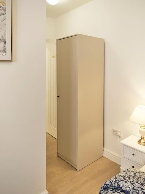 Rofennie Suite -Luxury Ensuite Room! Maidstone Exteriör bild