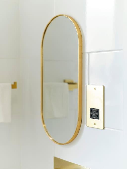 Rofennie Suite -Luxury Ensuite Room! Maidstone Exteriör bild