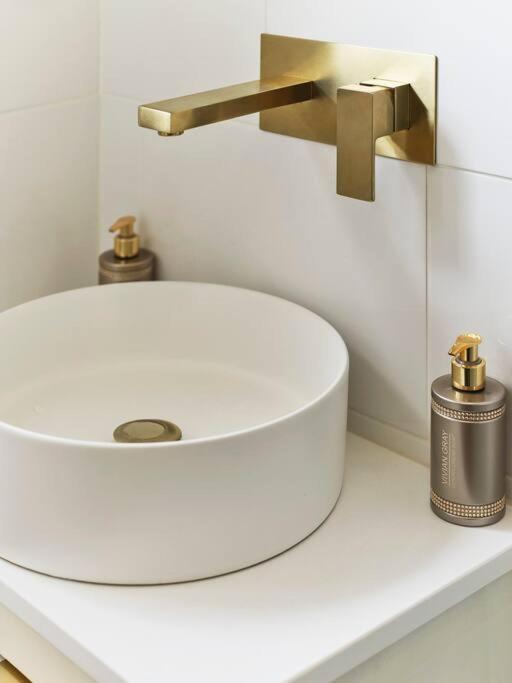 Rofennie Suite -Luxury Ensuite Room! Maidstone Exteriör bild