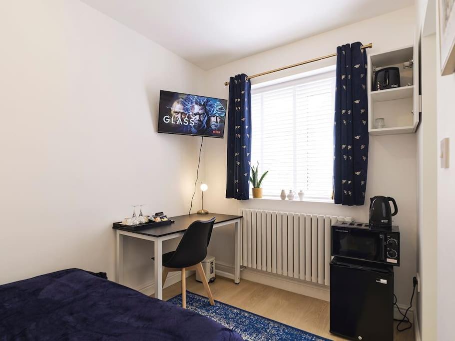 Rofennie Suite -Luxury Ensuite Room! Maidstone Exteriör bild