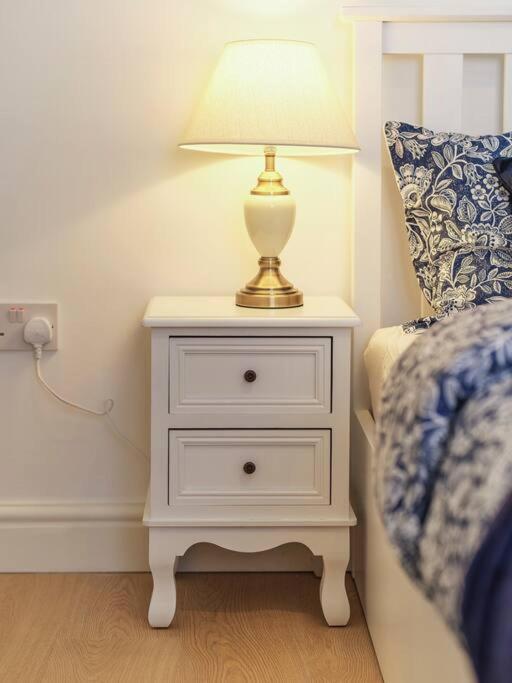 Rofennie Suite -Luxury Ensuite Room! Maidstone Exteriör bild