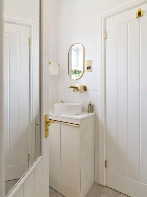 Rofennie Suite -Luxury Ensuite Room! Maidstone Exteriör bild
