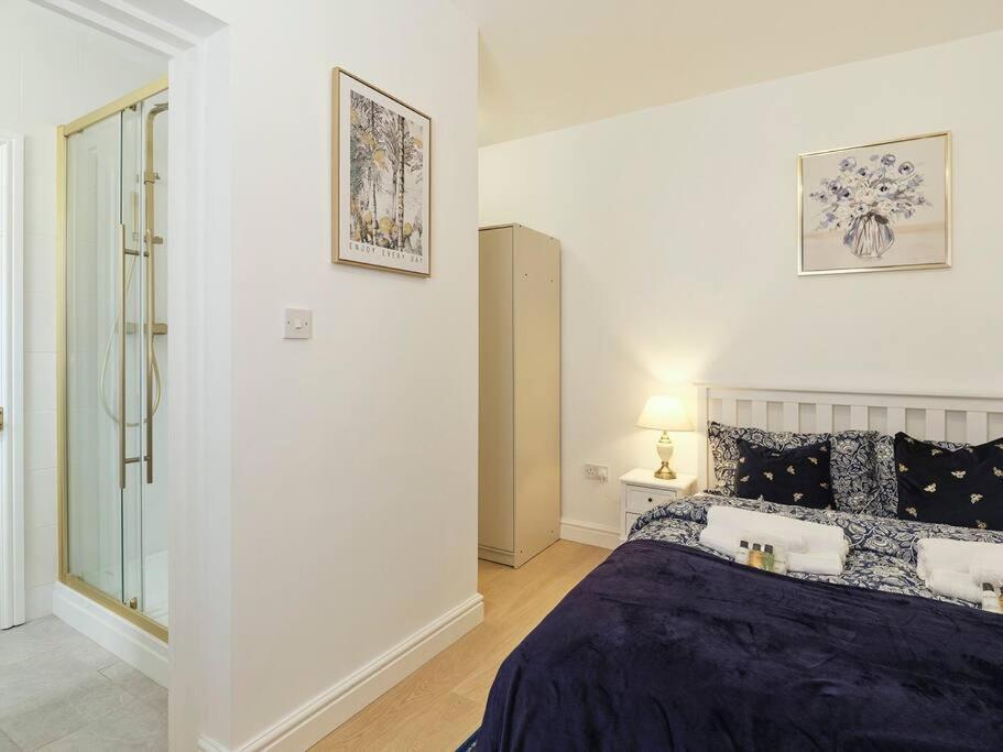 Rofennie Suite -Luxury Ensuite Room! Maidstone Exteriör bild
