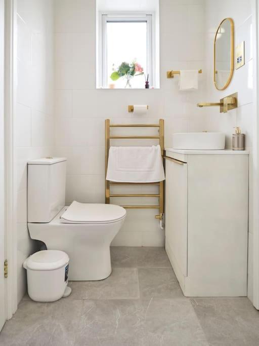 Rofennie Suite -Luxury Ensuite Room! Maidstone Exteriör bild