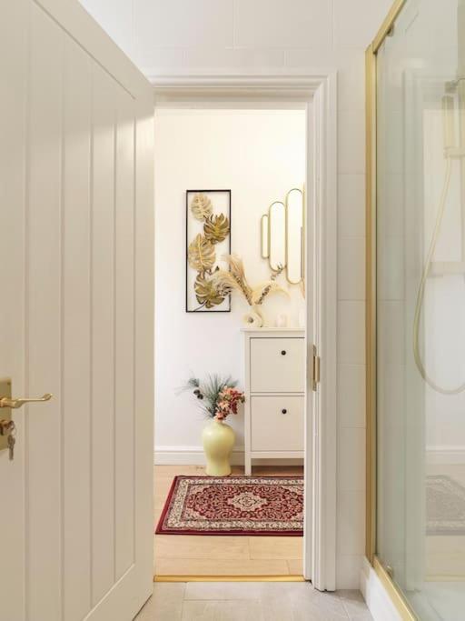 Rofennie Suite -Luxury Ensuite Room! Maidstone Exteriör bild